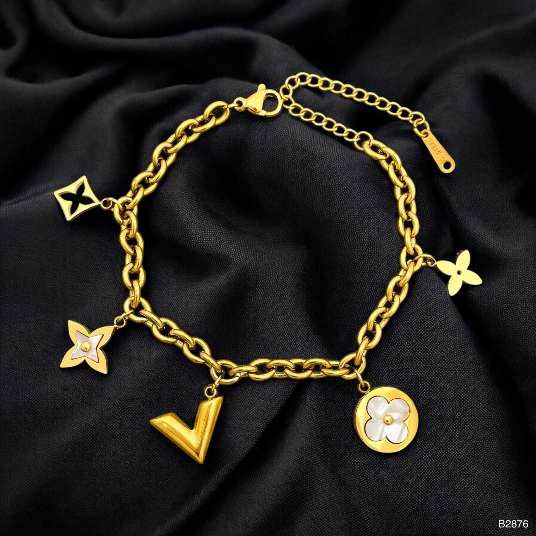 Clover Flower Mother Of Pearl White 18K Gold Stainless Steel Anti Tarnish Link Chain Bracelet For Women Main image