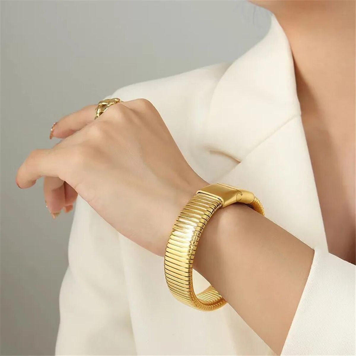 Cobra Snake 18K Gold Anti Tarnish Stainless Steel Magnetic Clasp Stretchable Bracelet For Women