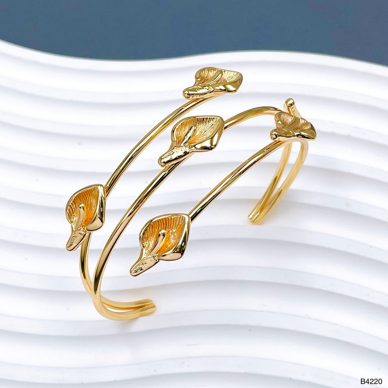 Leaf Flower 18K Gold Anti Tarnish Cuff Bracelet For Women Bulk Main image