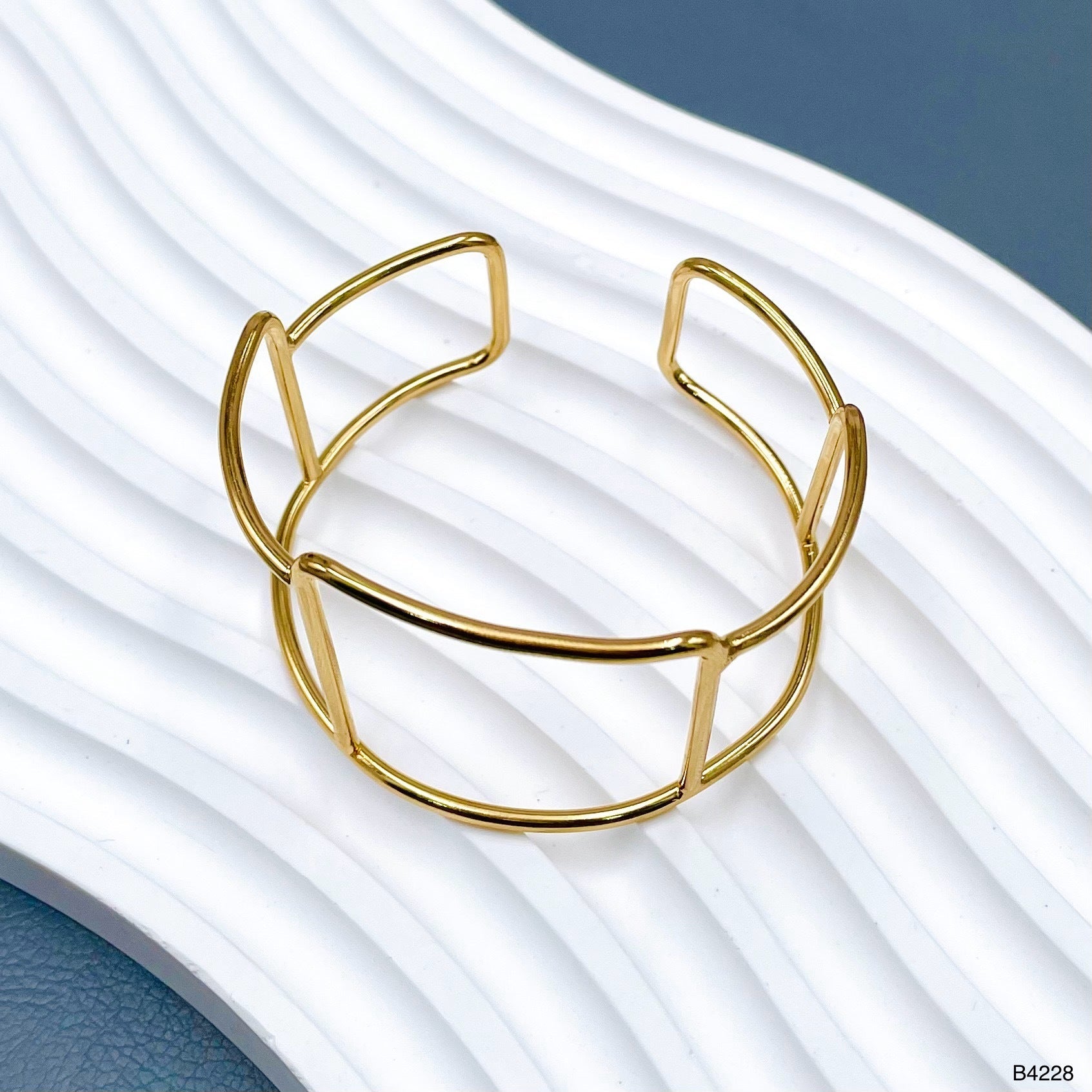 Geometric 18K Gold Anti Tarnish Cuff Bracelet For Women Bulk Main image