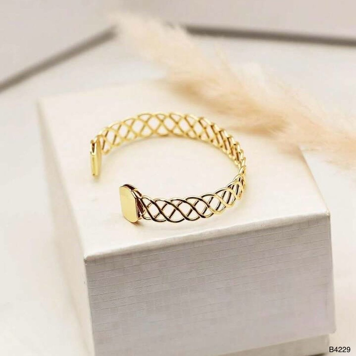 Wave 18K Gold Anti Tarnish Cuff Bracelet For Women Bulk Main image