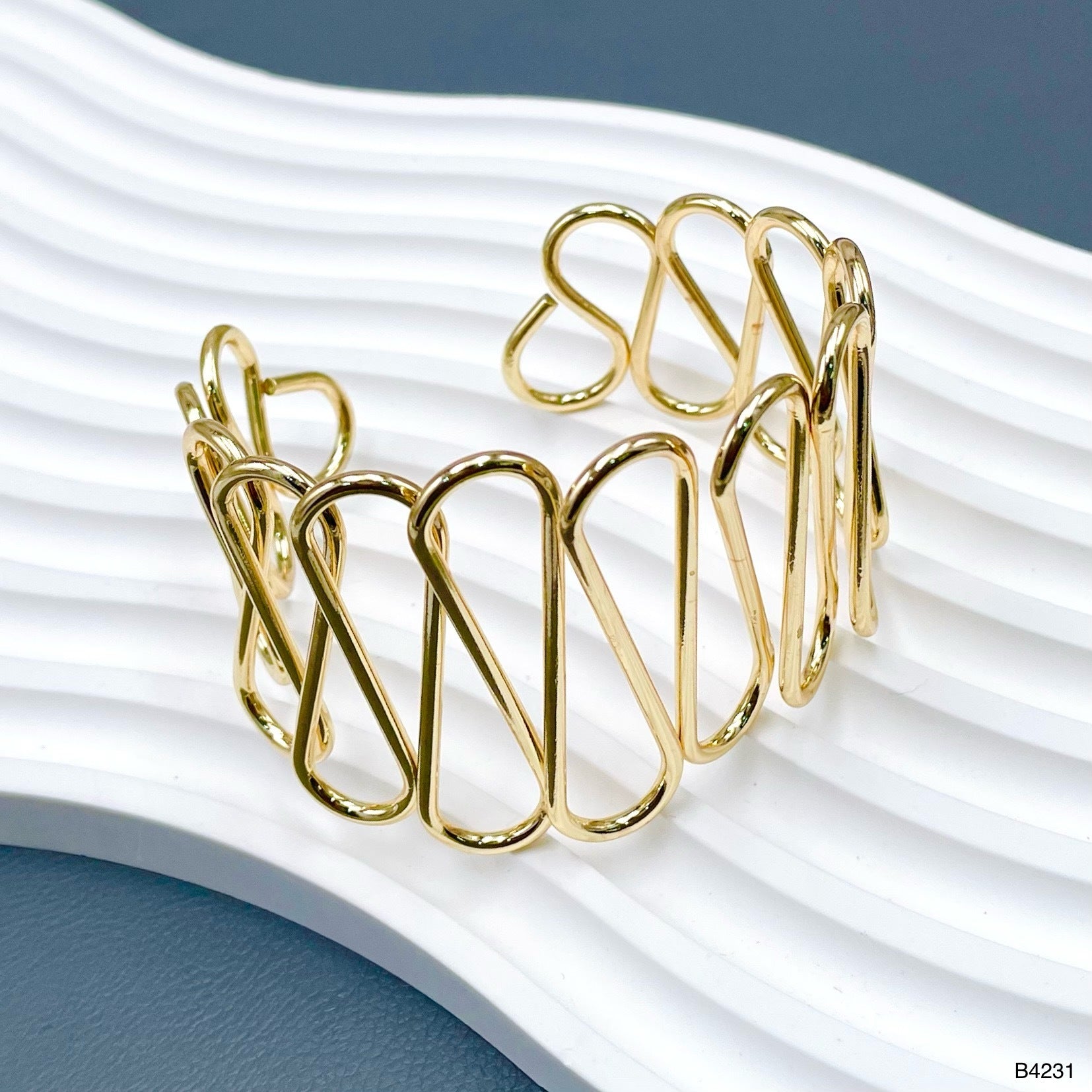 Big Drop Wave 18K Gold Anti Tarnish Cuff Bracelet For Women Bulk Main image