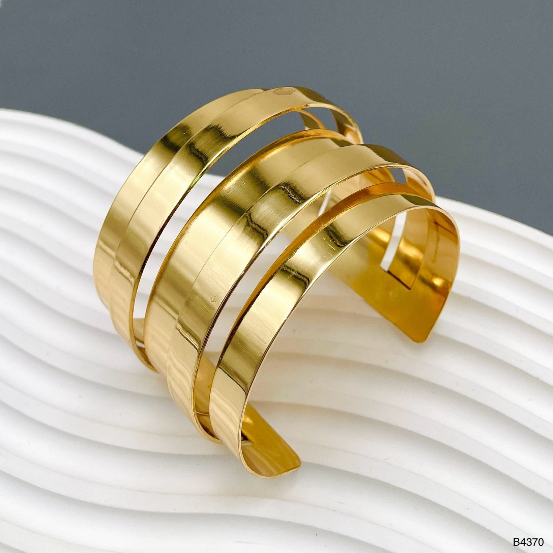 Wide Stripe 18K Gold Anti Tarnish Cuff Bracelet For Women Bulk Main image