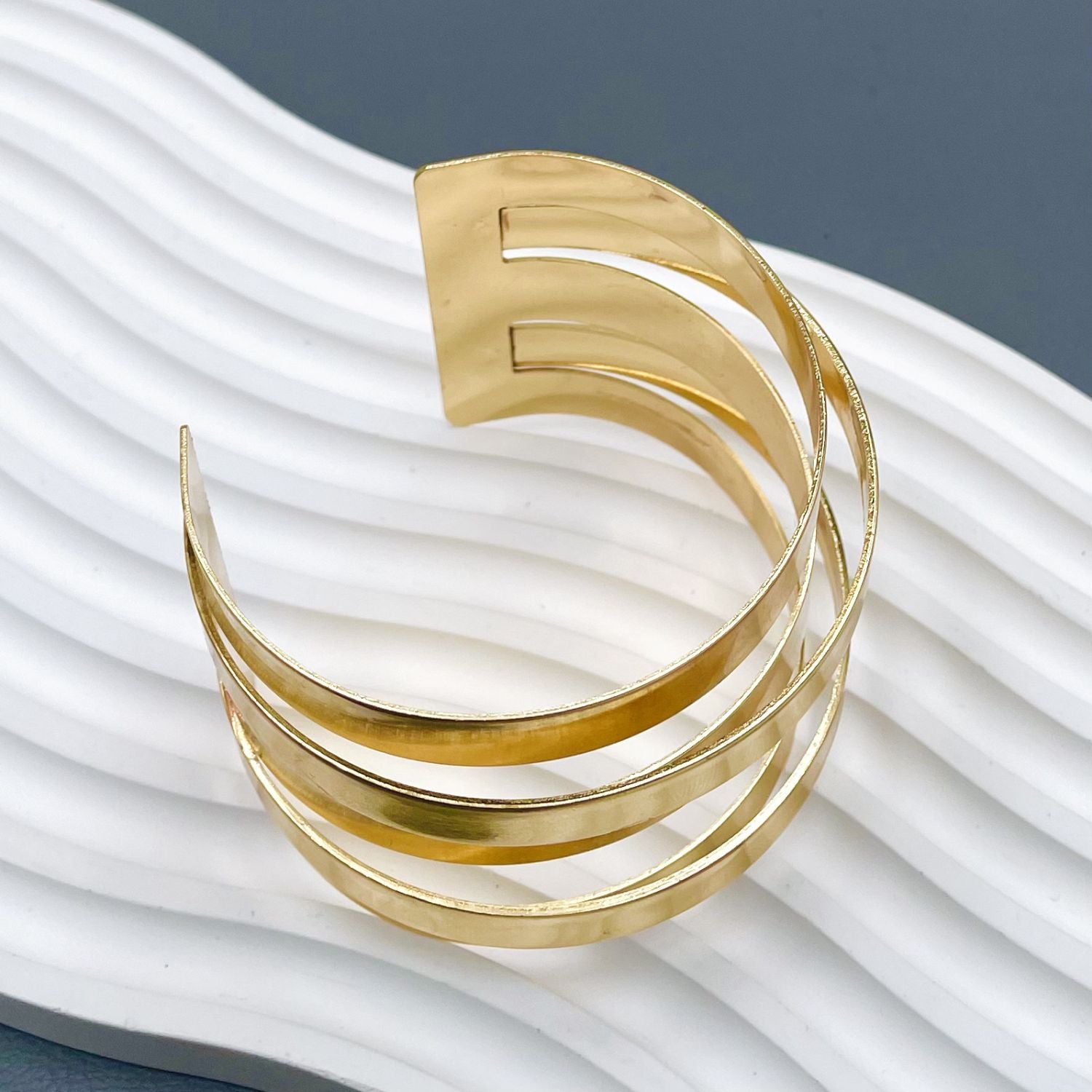 Wide Stripe 18K Gold Anti Tarnish Cuff Bracelet For Women Bulk Secondary image