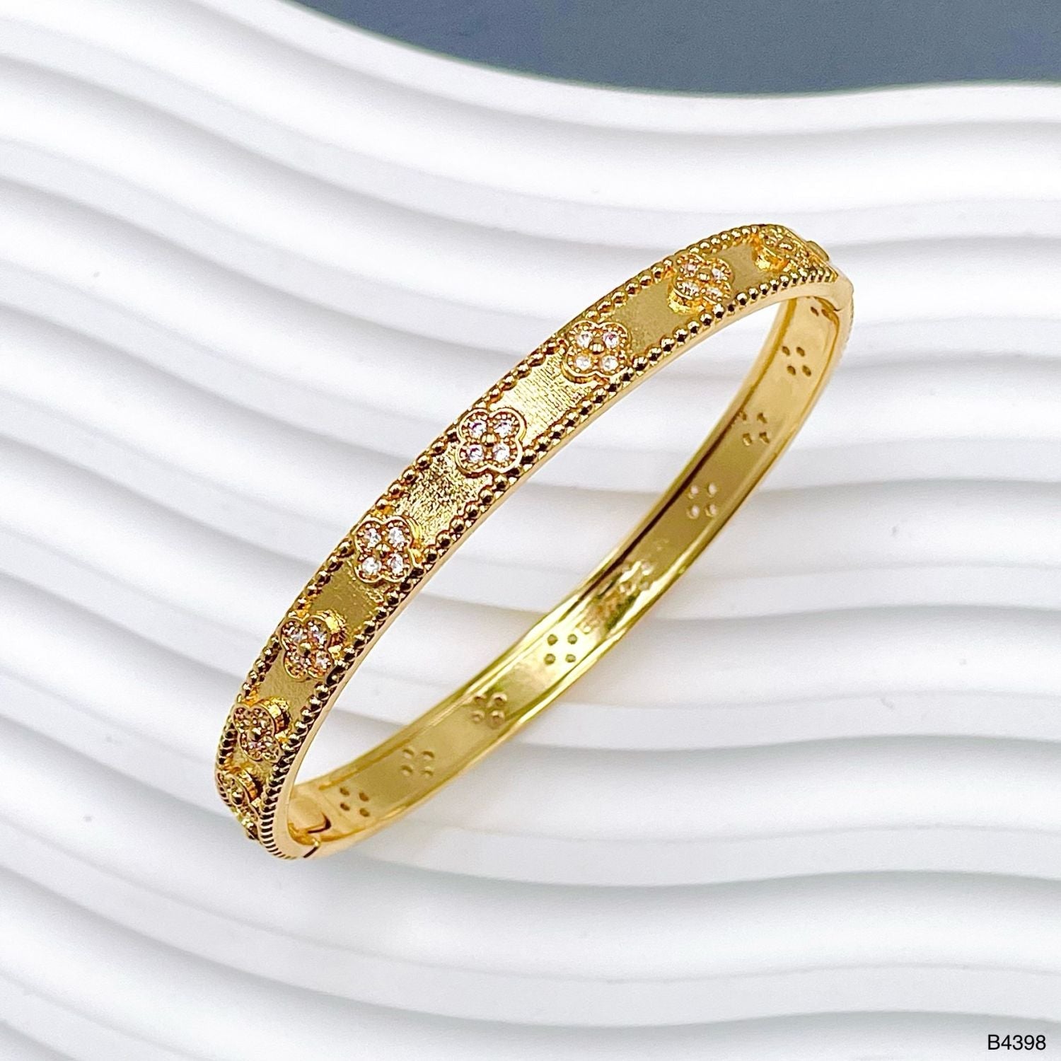 Clover Flower 18K Gold Cubic Zirconia Anti Tarnish Kada Bracelet Bulk