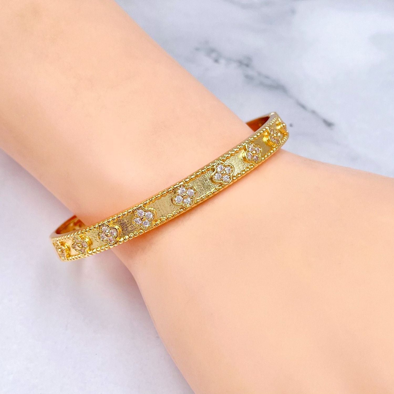 Clover Flower 18K Gold Cubic Zirconia Anti Tarnish Kada Bracelet Bulk