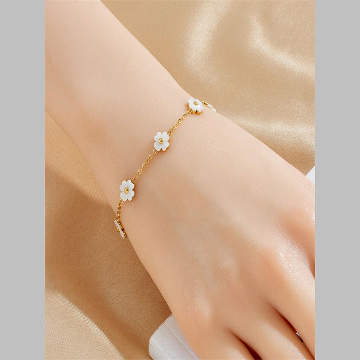Flower Mother Of Pearl White 18K Gold Stainless Steel Anti Tarnish Link Chain Bracelet For Women Secondary image