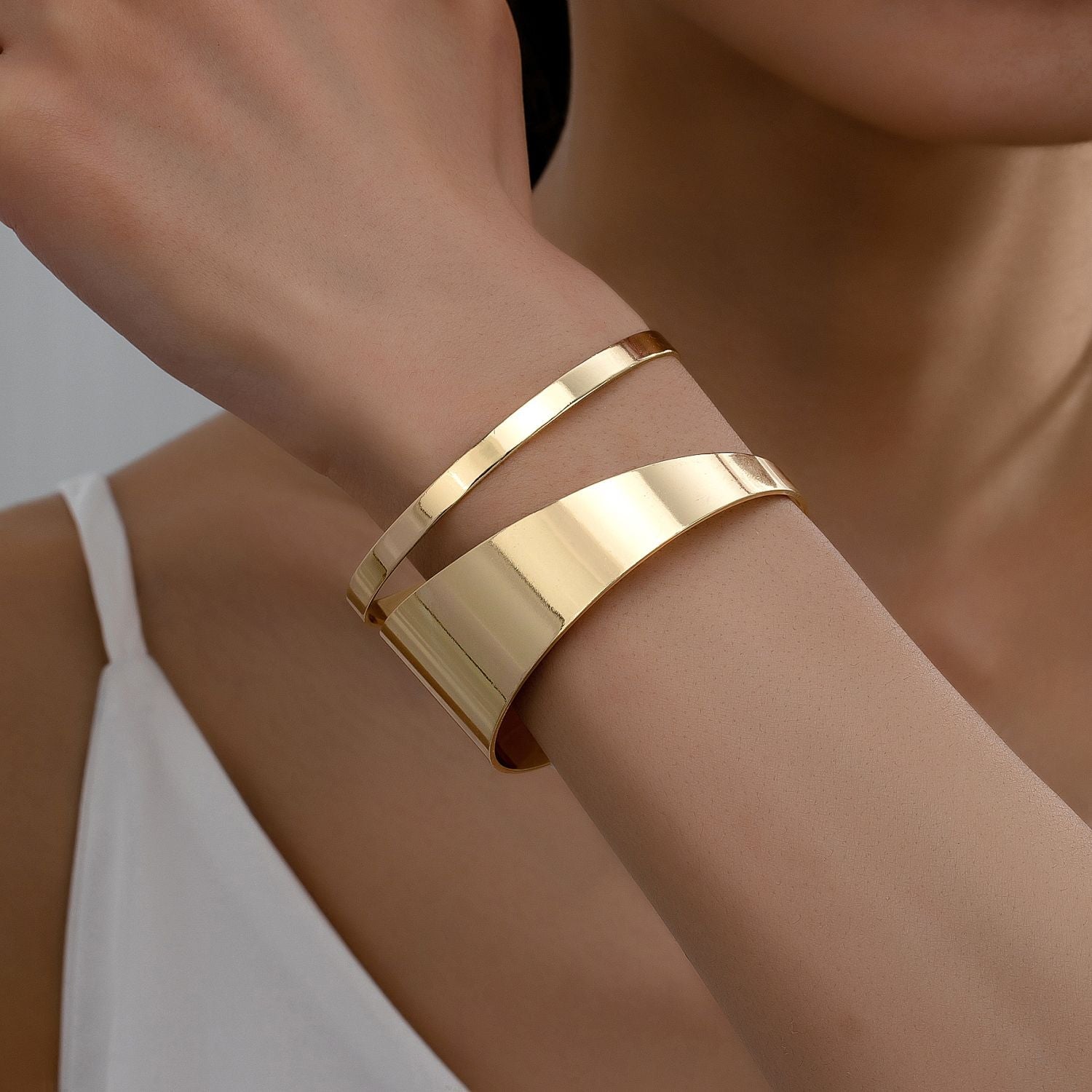 Designer 18K Gold Cuff Kada Bracelet For Women Bulk Secondary image