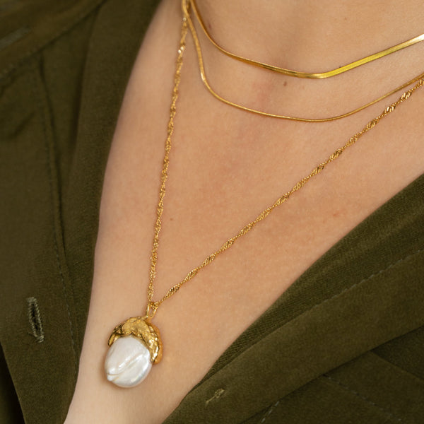 Luxe Mother Of Pearl White 18K Gold Stainless Steel Anti Tarnish Necklace For Women Secondary image