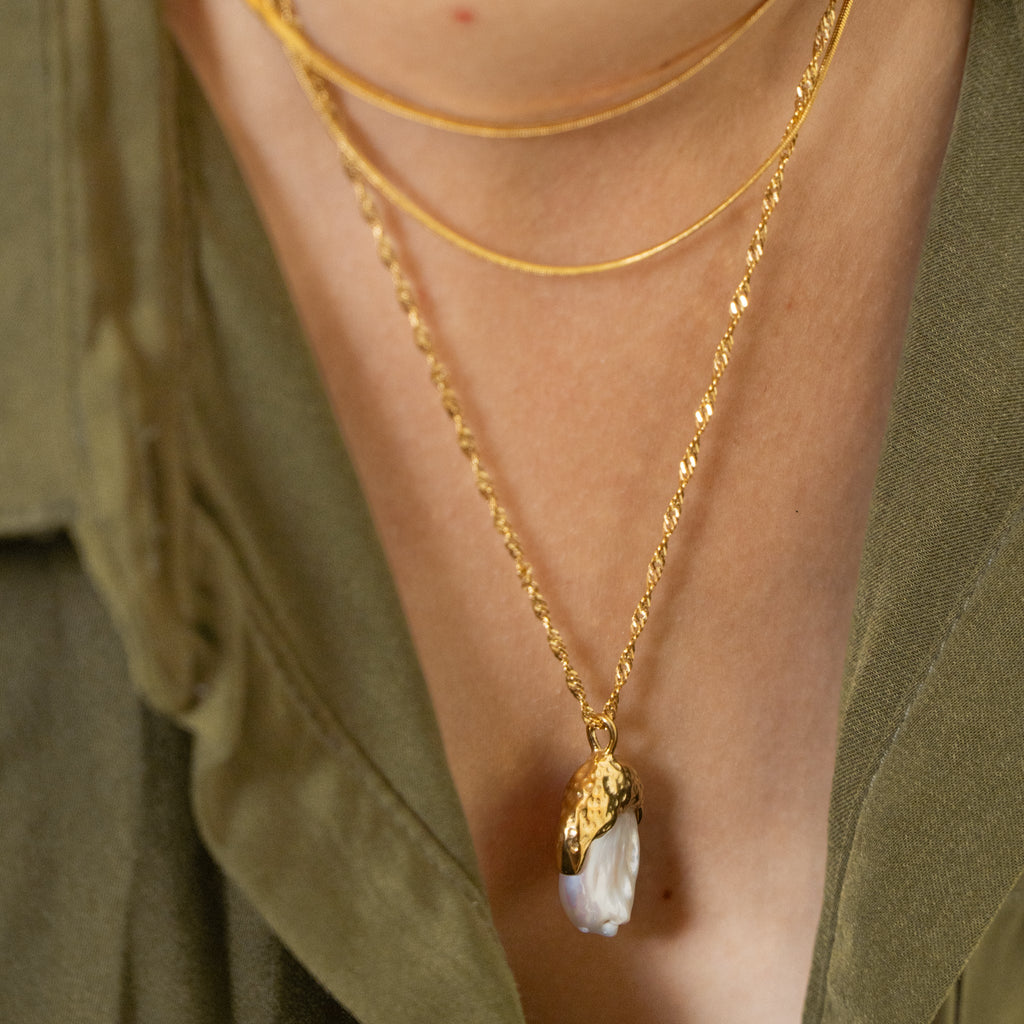 Luxe Mother Of Pearl White 18K Gold Stainless Steel Anti Tarnish Necklace For Women