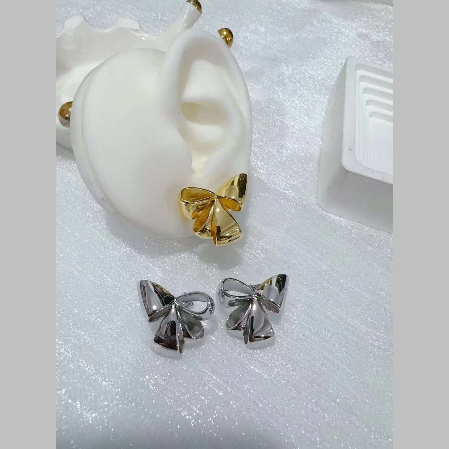 Ribbon Glossy 18K Gold Anti Tarnish Stud Earring For Women Bulk Secondary image