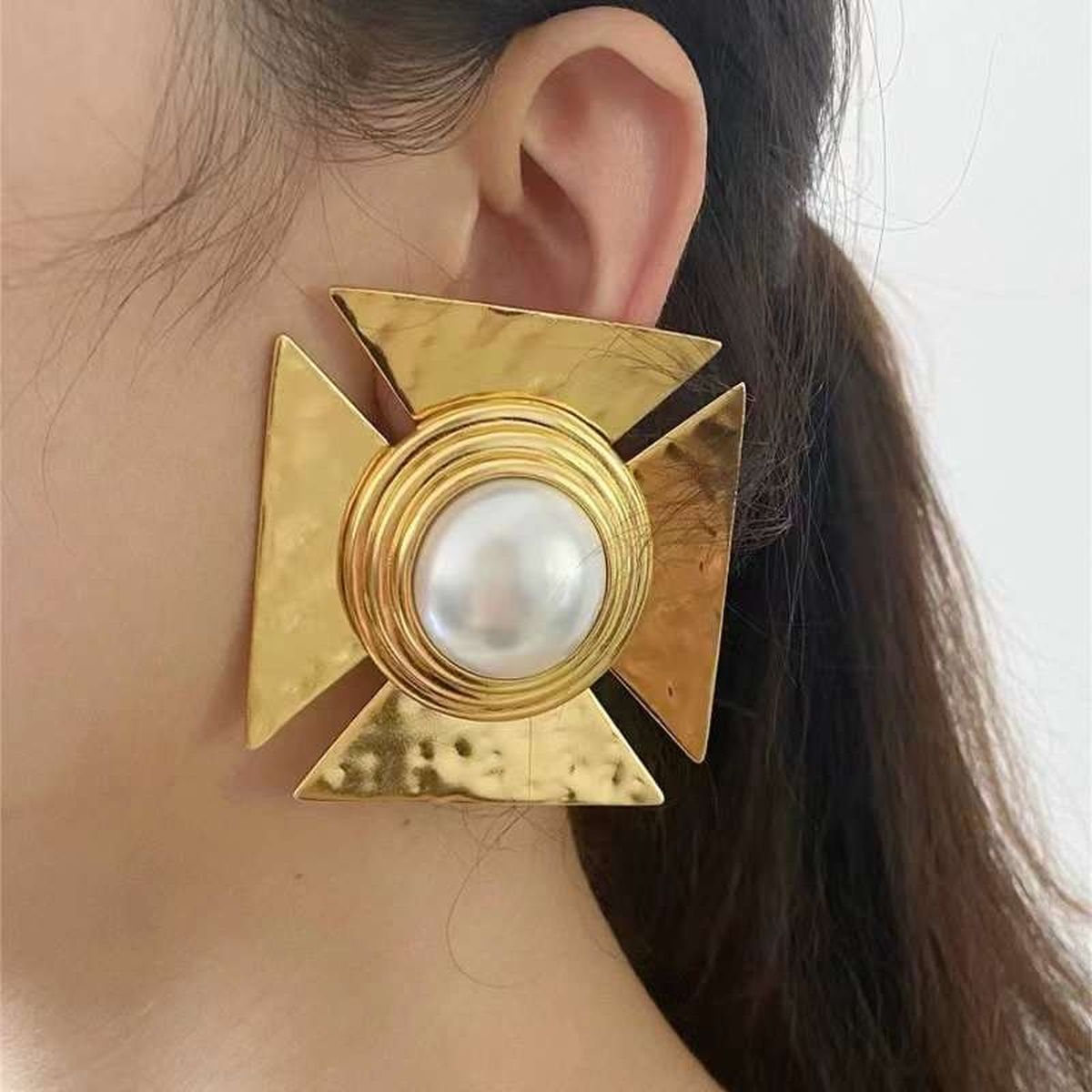 Geometric Shape Pearl White 18K Gold Anti Tarnish Stud Earring Bulk