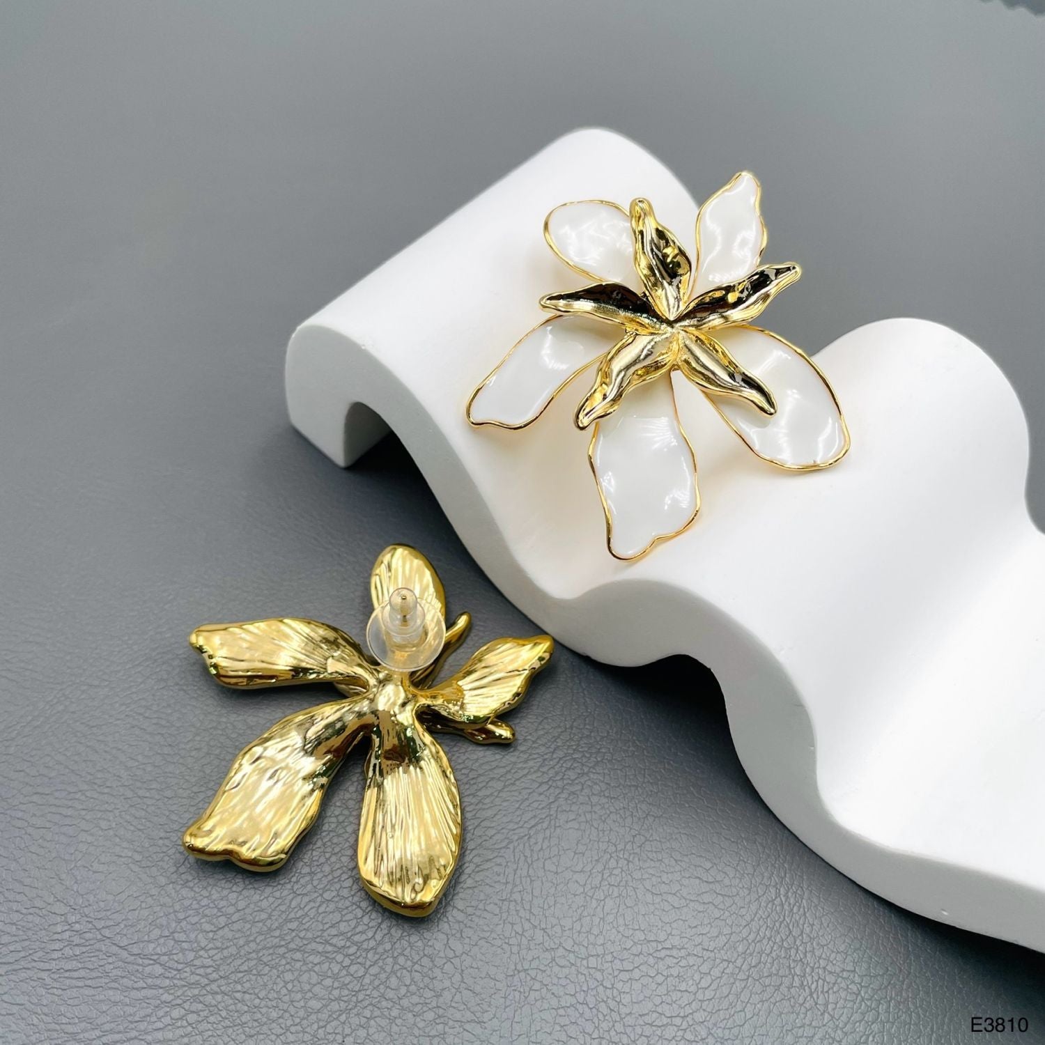 Flower Enamel White 18K Gold Anti Tarnish Stud Earring For Women Bulk Main image
