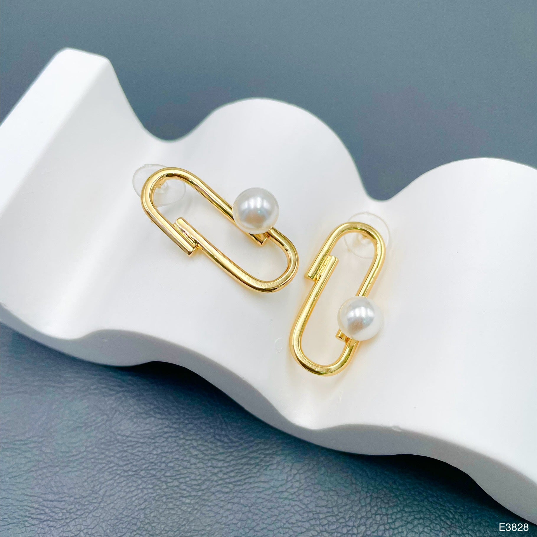 Simple Pearl White 18K Gold Anti Tarnish Drop Hoop Earring Women Bulk