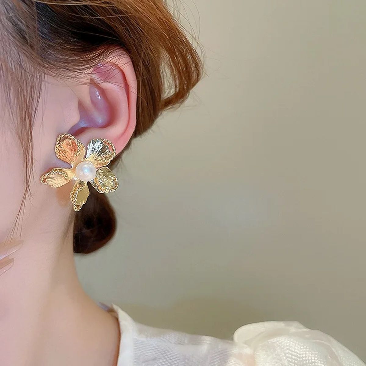 Leaf Rope Flower White 18K Gold Pearl Anti Tarnish Stud Earring Bulk Secondary image