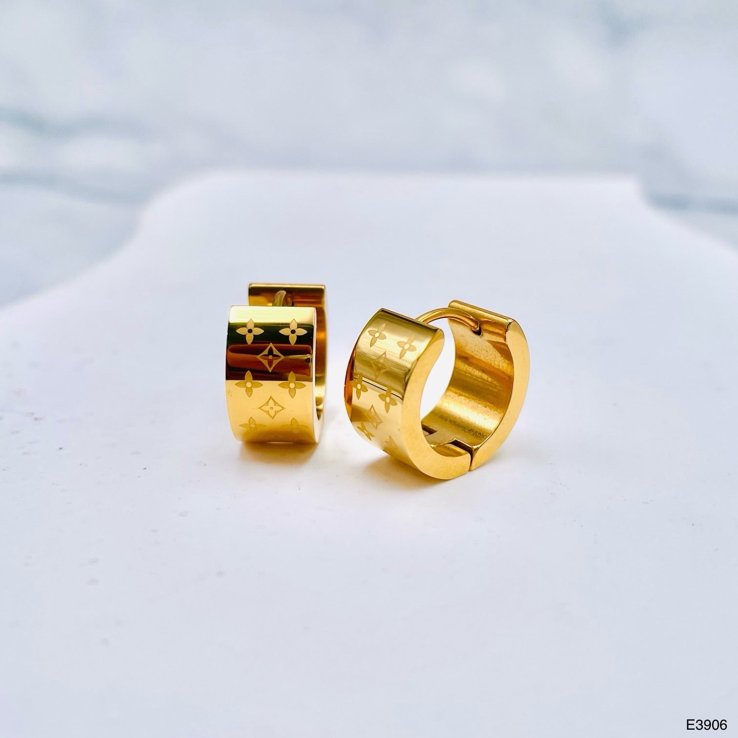 Clover Flower Stainless Steel Gold Anti Tarnish Hoop Stud Earring Bulk Main image
