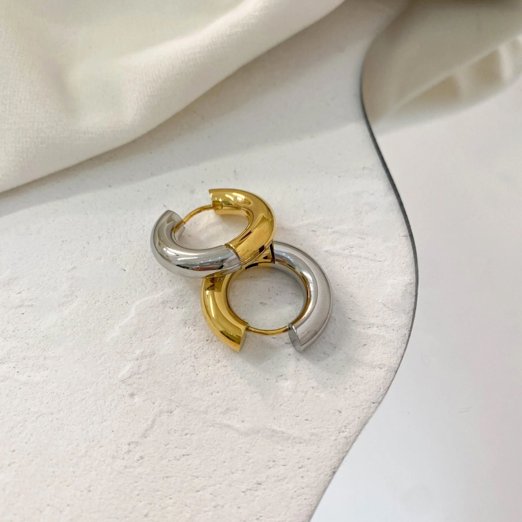 Two Tone Round 18K Gold Silver Anti Tarnish Hoop Earring Women Bulk