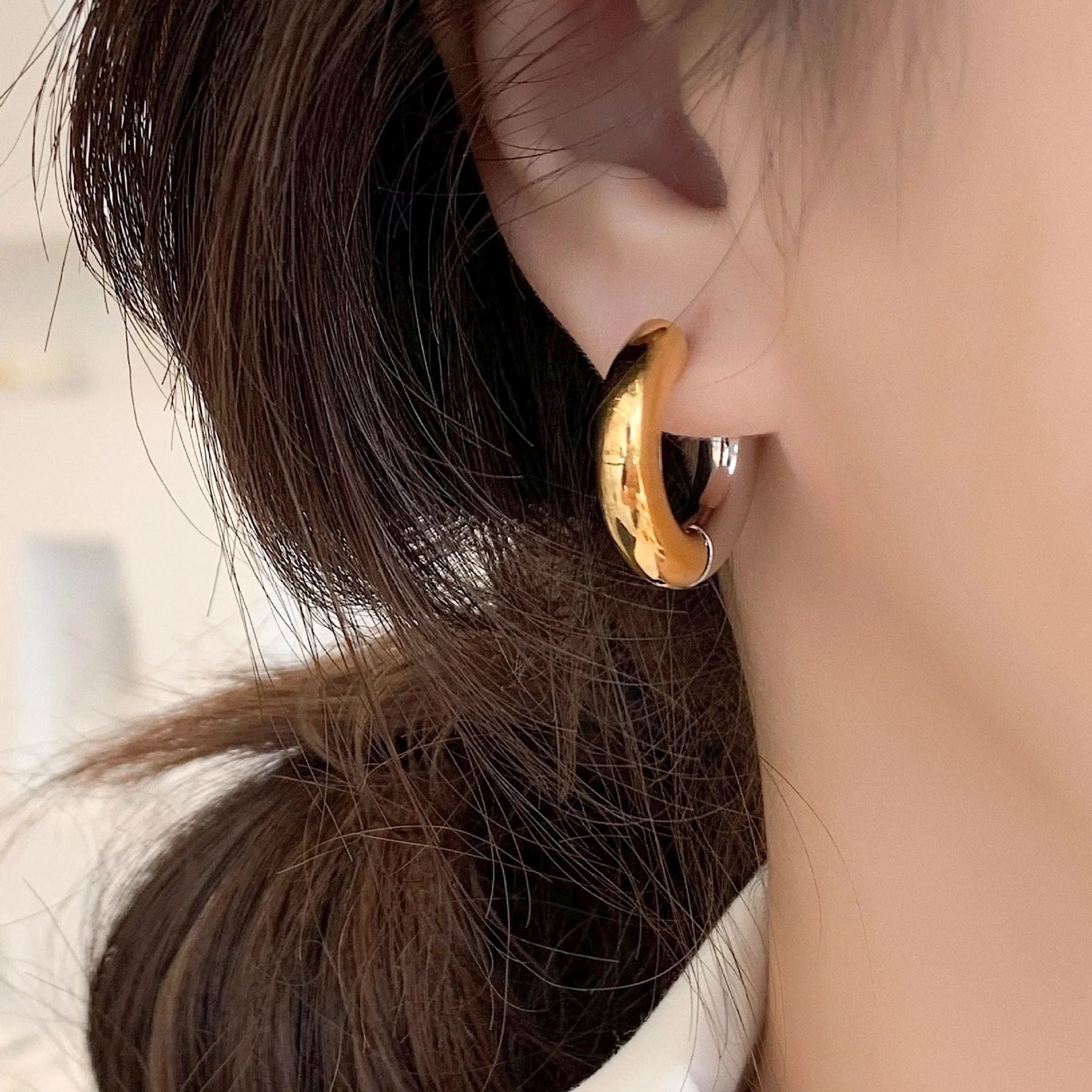 Two Tone Round 18K Gold Silver Anti Tarnish Hoop Earring Women Bulk Secondary image