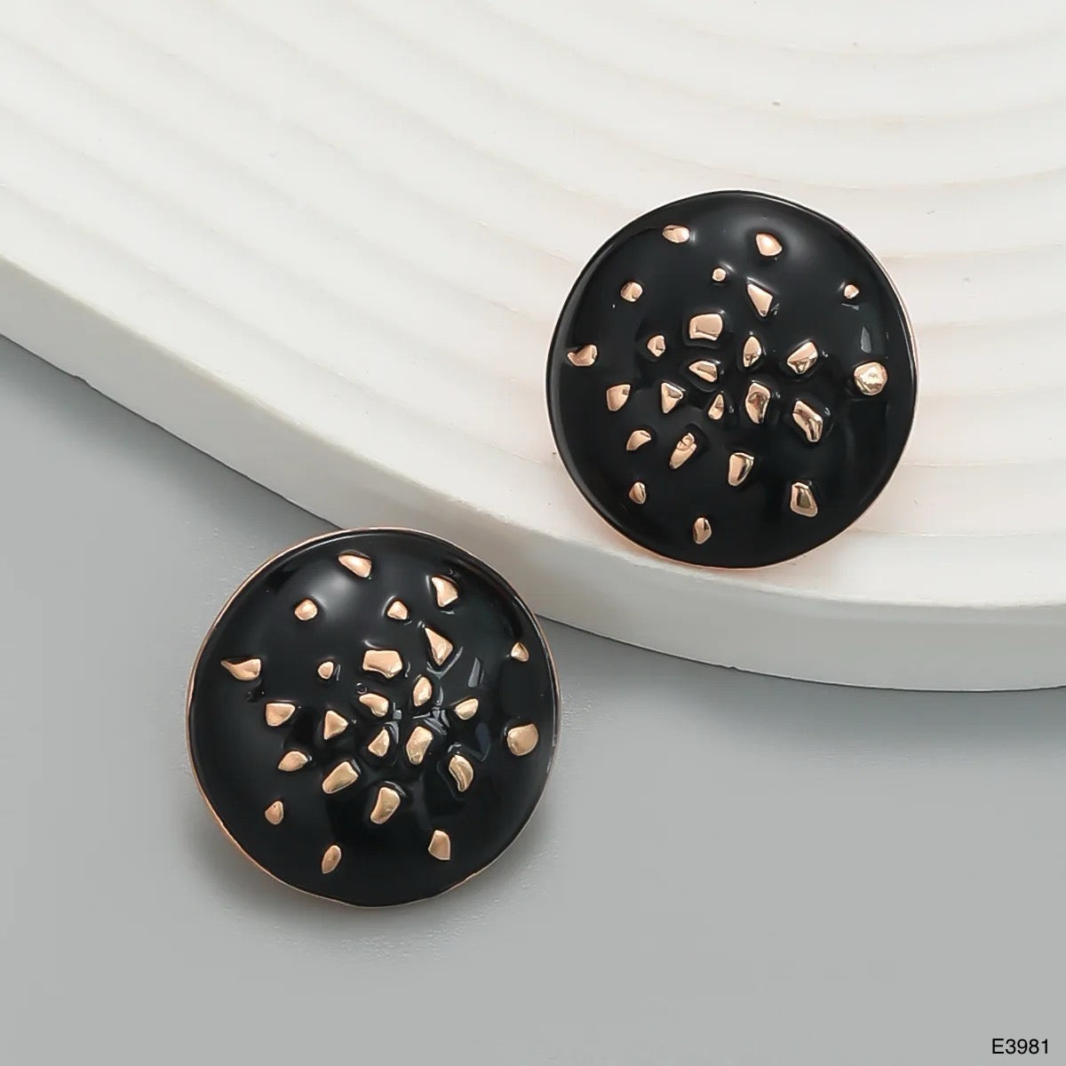 Round Enamel Black 18K Gold Anti Tarnish Stud Earring For Women Bulk Main image