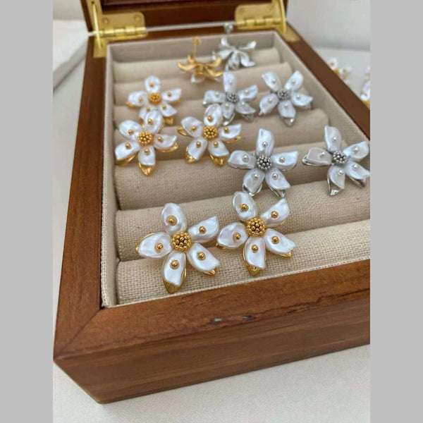 Flower White 18K Gold Mother Of Pearl Anti Tarnish Stud Earring Bulk Main image