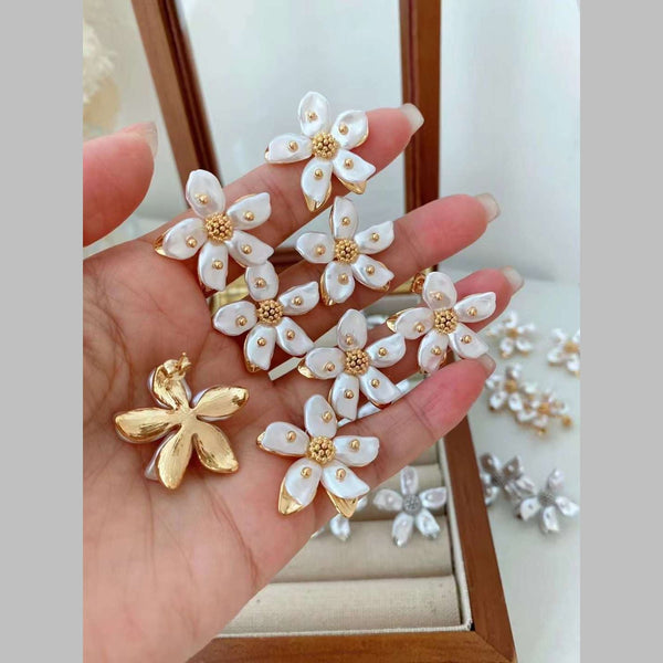 Flower White 18K Gold Mother Of Pearl Anti Tarnish Stud Earring Bulk Secondary image