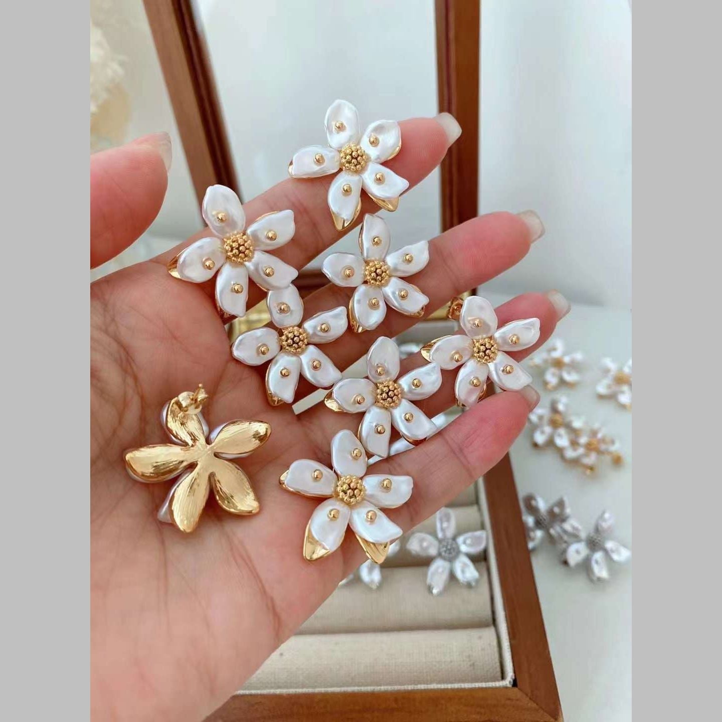 Flower White 18K Gold Mother Of Pearl Anti Tarnish Stud Earring Bulk