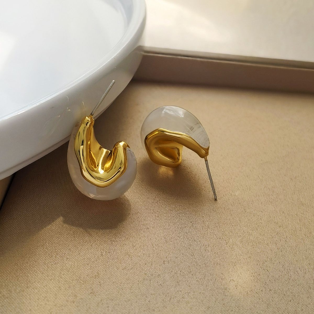 Tear Drop Paisley White 18K Gold Anti Tarnish Stud Hoop Earring Bulk Main image