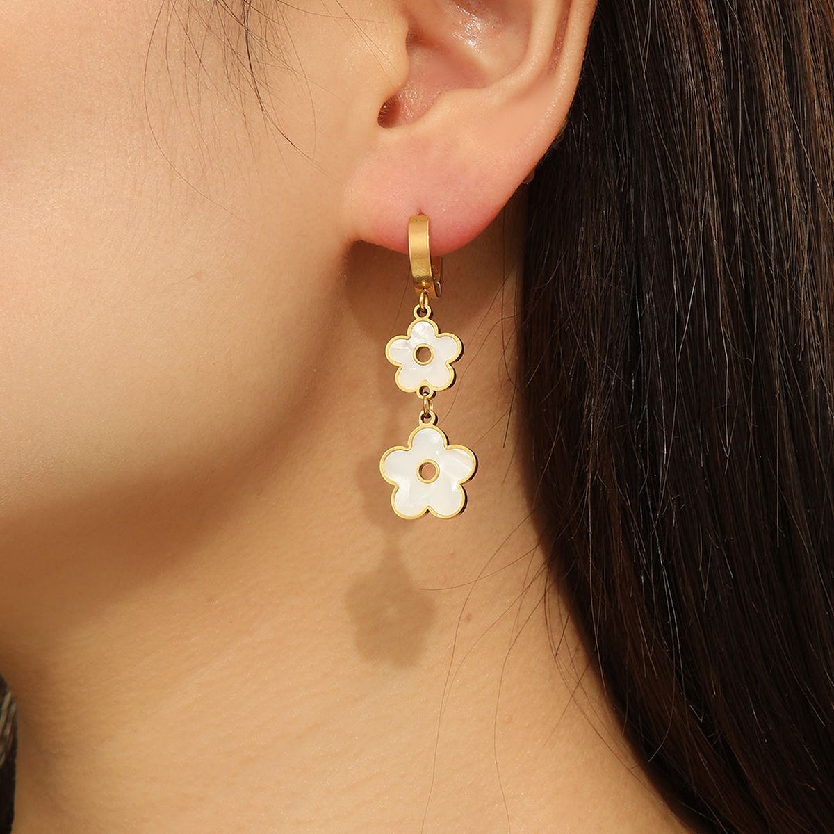 Clover Flower Mother Of Pearl White 18K Gold Stainless Steel Anti Tarnish Dangler Earring For Women Secondary image