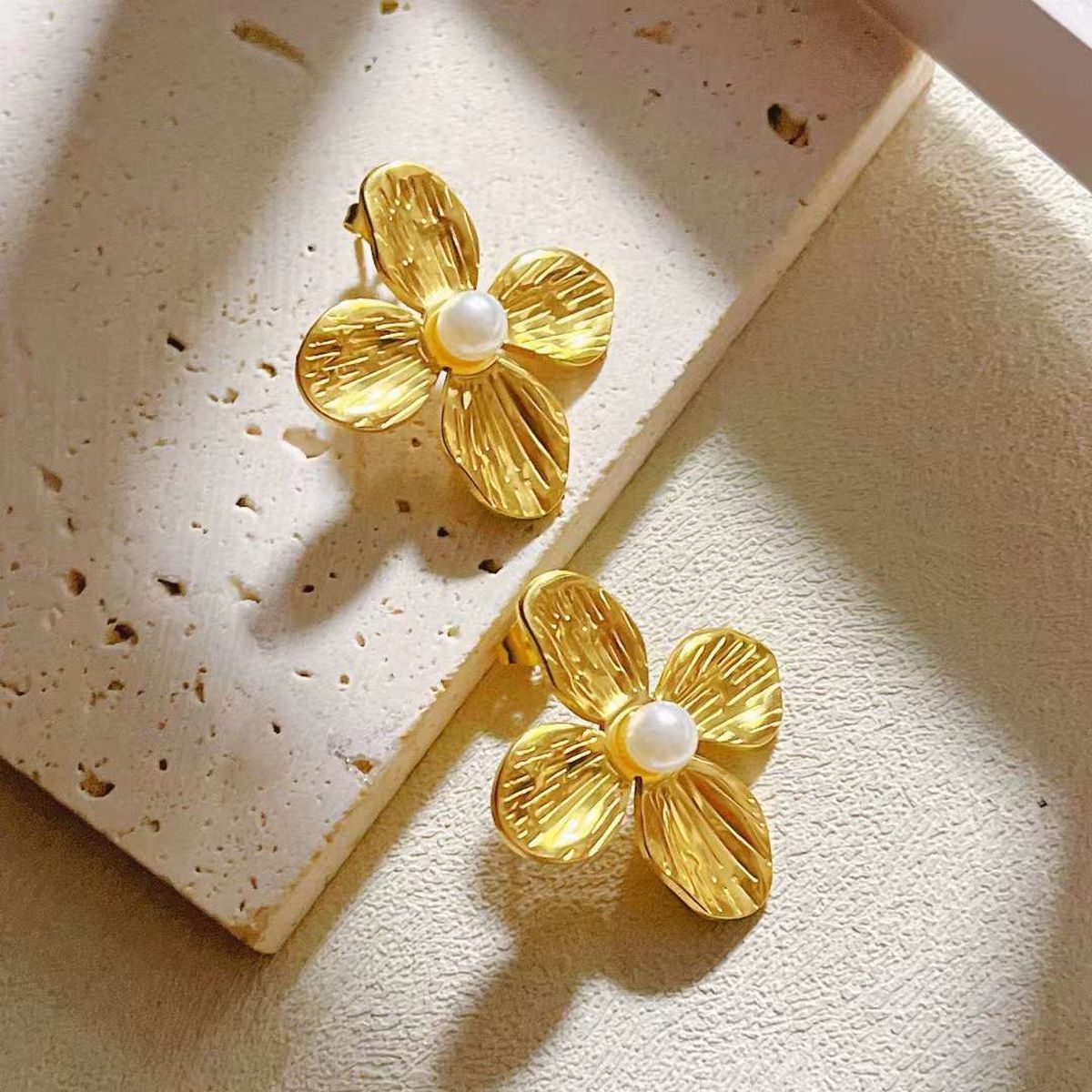 Flower Pearl White Gold Stainless Steel Anti Tarnish Stud Earring Bulk Main image