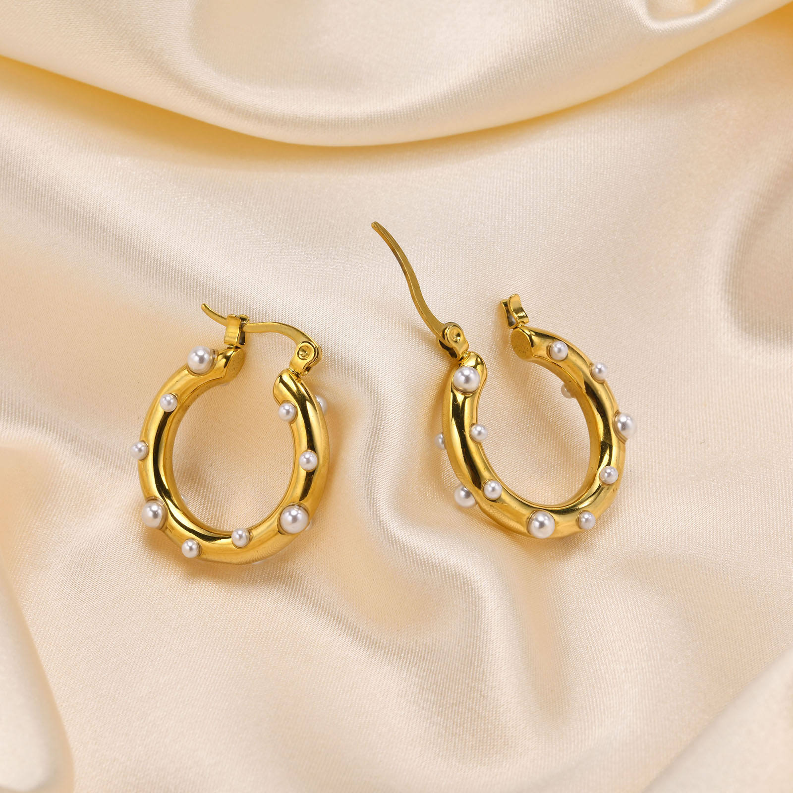 Oval Studded Pearl 18K Gold Anti Tarnish Hoop Earring For Women Bulk Main image
