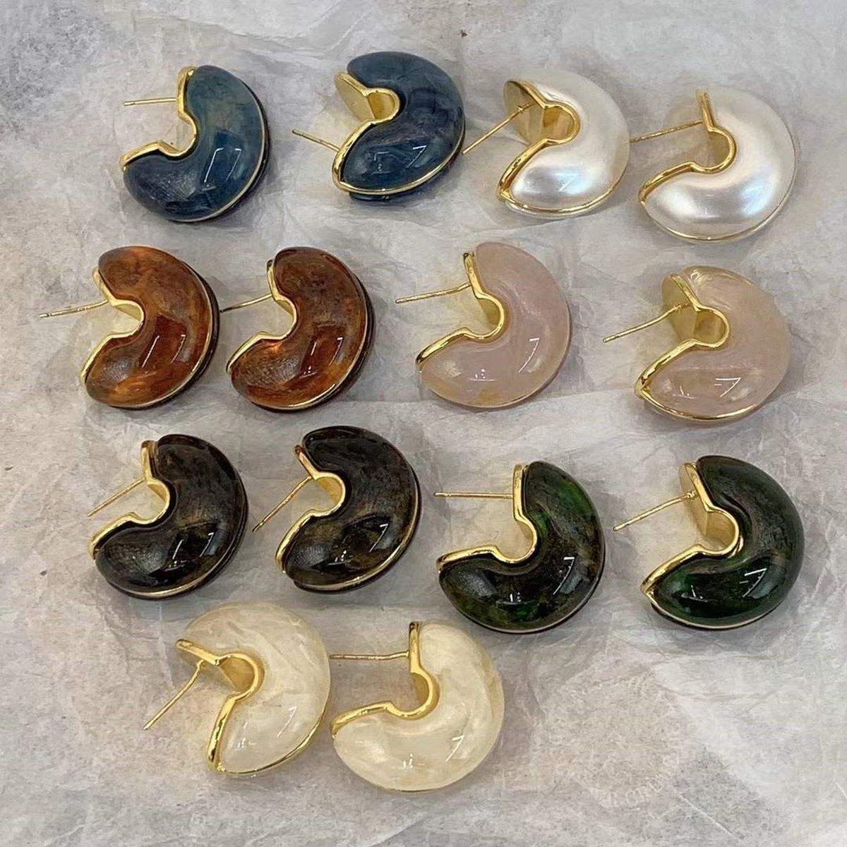 Crescent Off White 18K Gold Pearl Anti Tarnish Stud Earring Women Bulk Main image