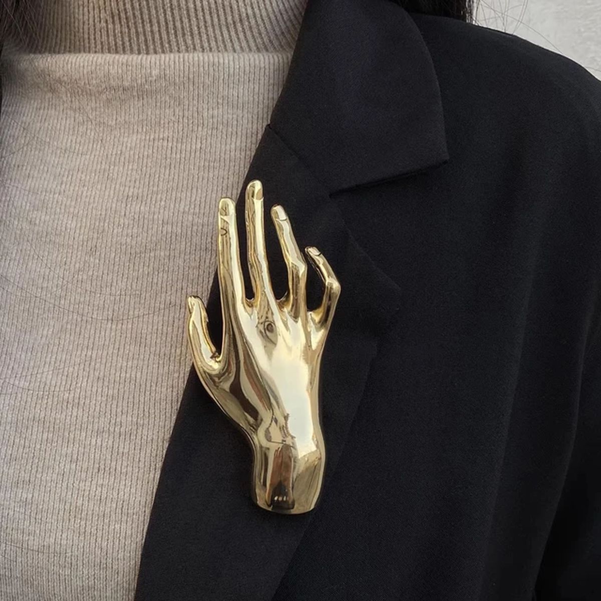 Glossy Hand 18K Gold Anti Tarnish Brooch For Women Bulk