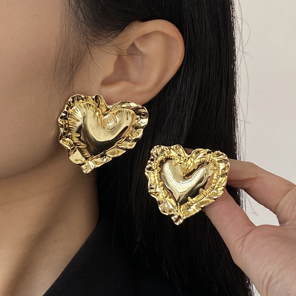 Beaten Finish Heart Boarder 18K Gold Stud Earring For Women Bulk