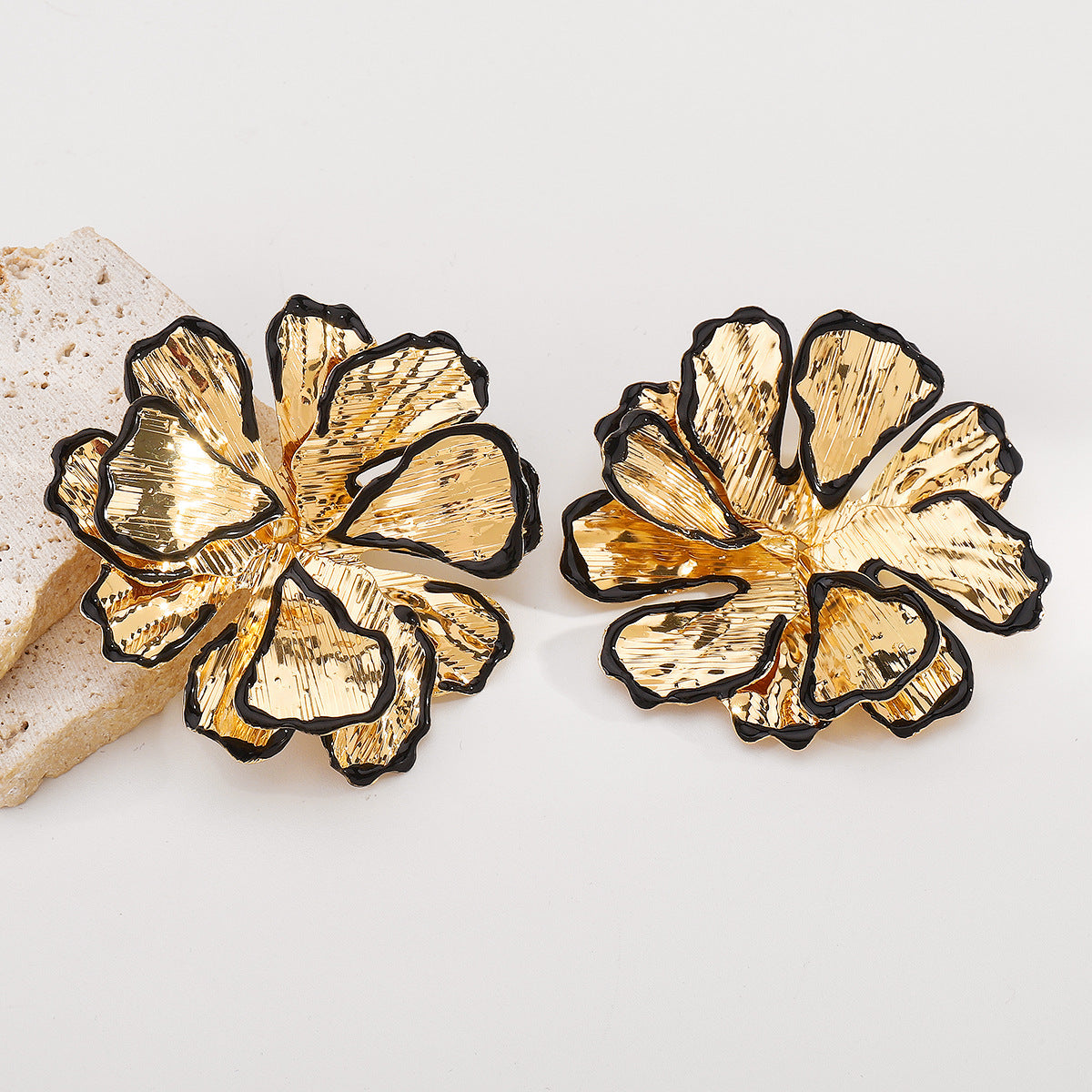 Beaten Finish Flower 18K Gold Black Stud Earring For Women Bulk