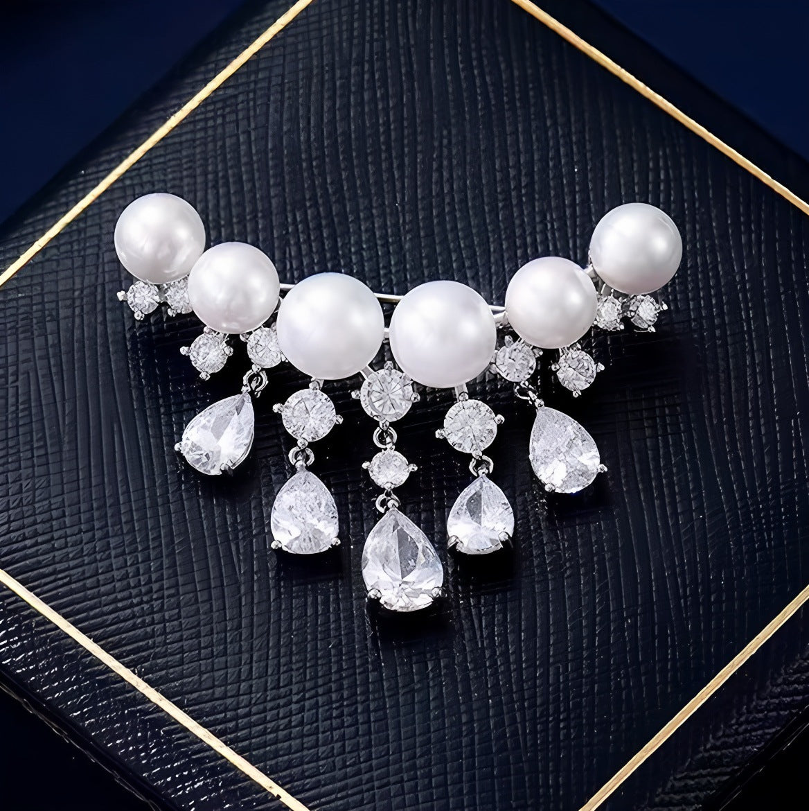 White Silver Plated Pearl Copper Anti Tarnish Brooch For Women Bulk