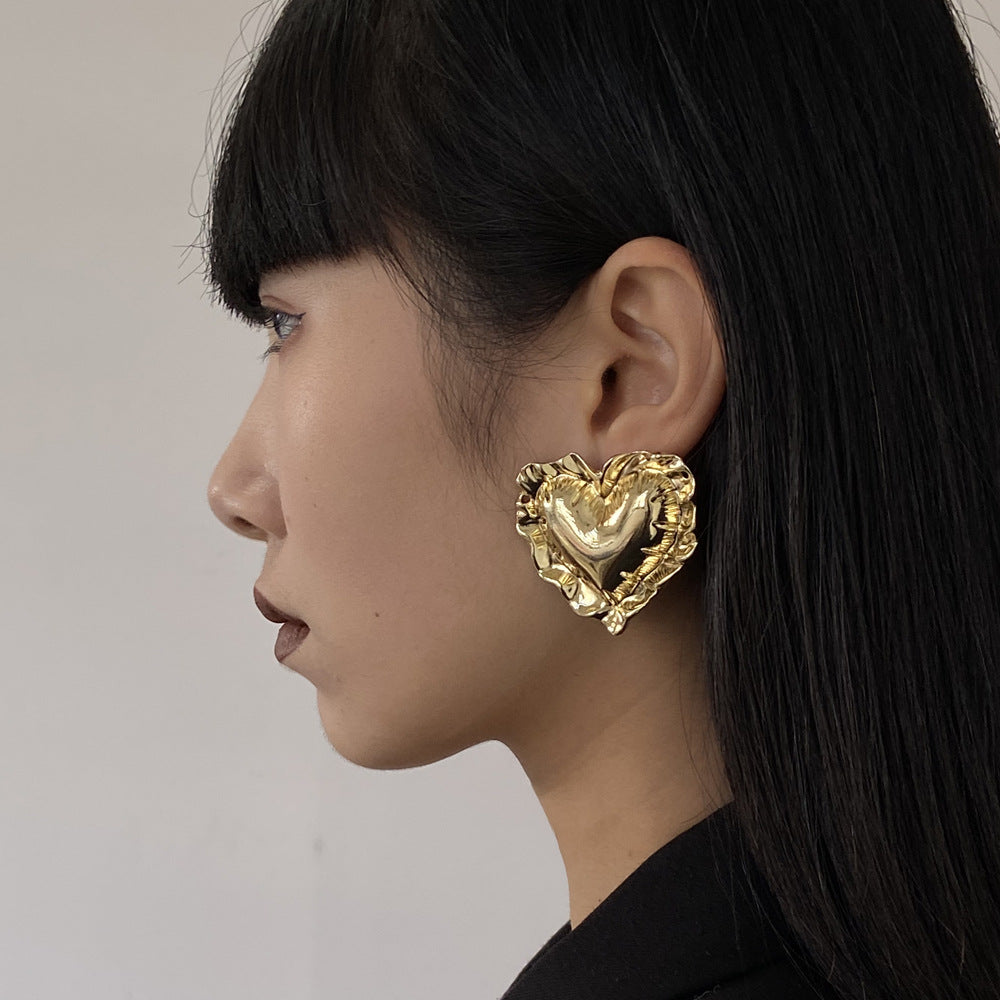 Beaten Finish Heart Boarder 18K Gold Stud Earring For Women Bulk