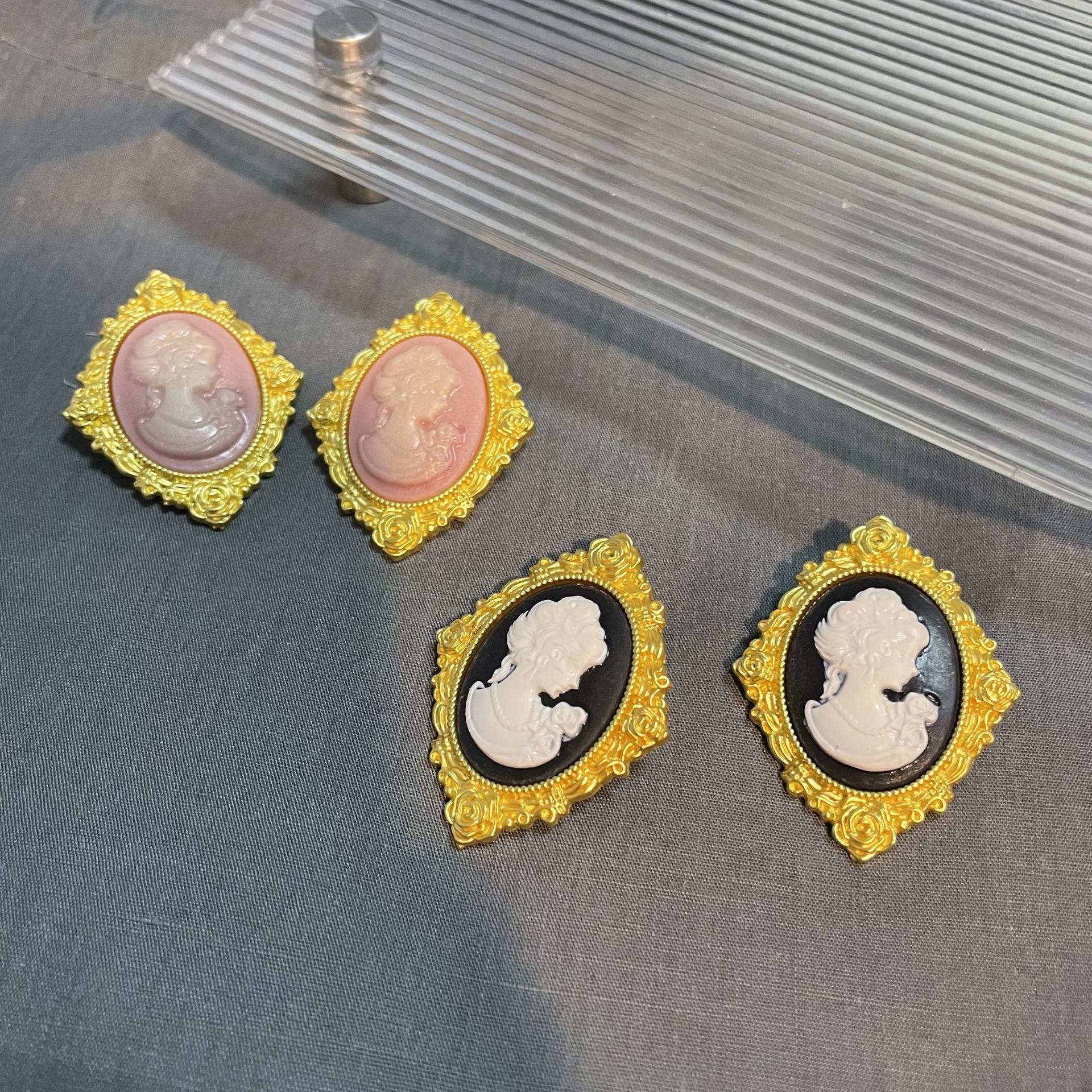 Traditional Queen Frame Pink 18K Gold Stud Earring For Women Bulk