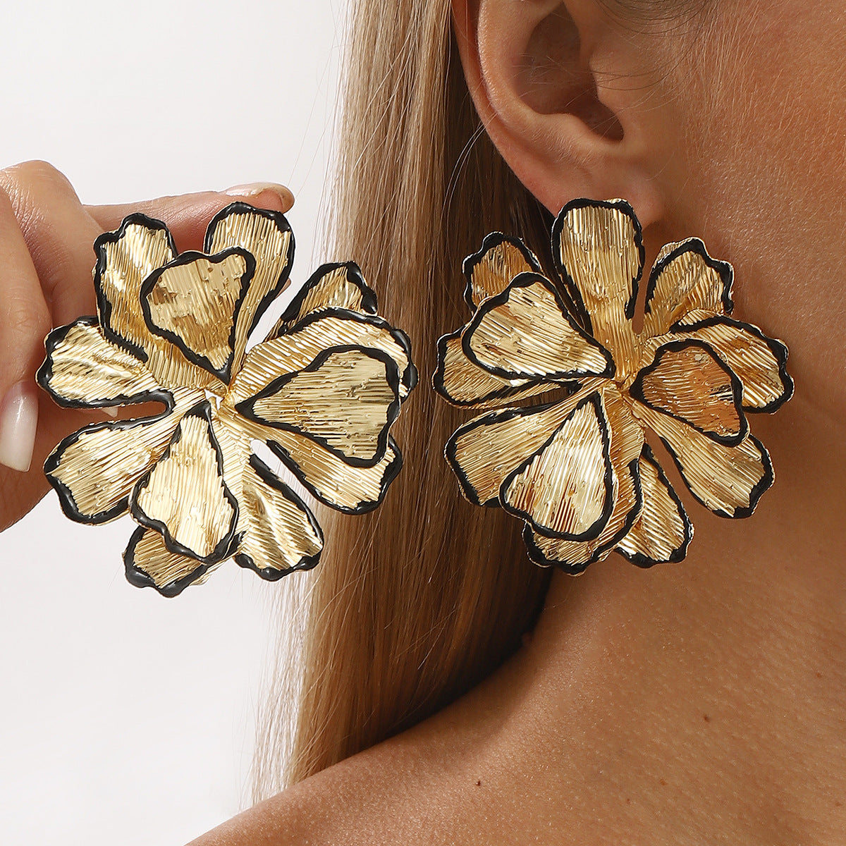 Beaten Finish Flower 18K Gold Black Stud Earring For Women Bulk