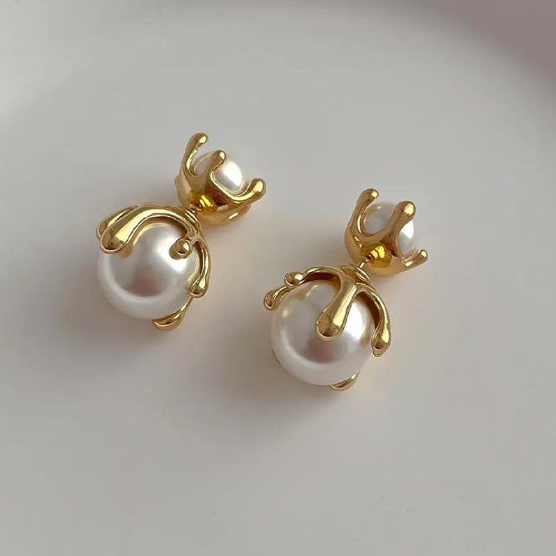 White Modern Claw Style Gold Plated Pearl Copper Stud Earrings Bulk Secondary image