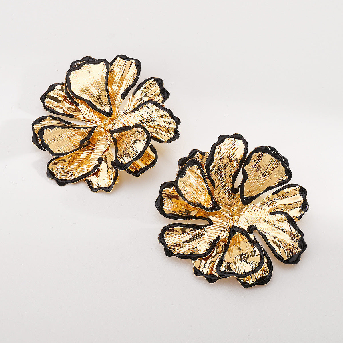 Beaten Finish Flower 18K Gold Black Stud Earring For Women Bulk