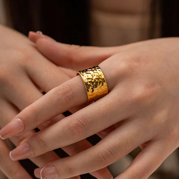 Hammered 18K Gold Stainless Steel Anti Tarnish Band Ring Women Bulk Secondary image
