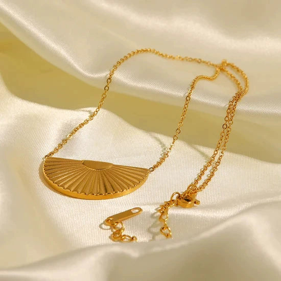 Bulk Half Moon Gold Anti Tarnish Stainless Steel Pendant Chain Necklace