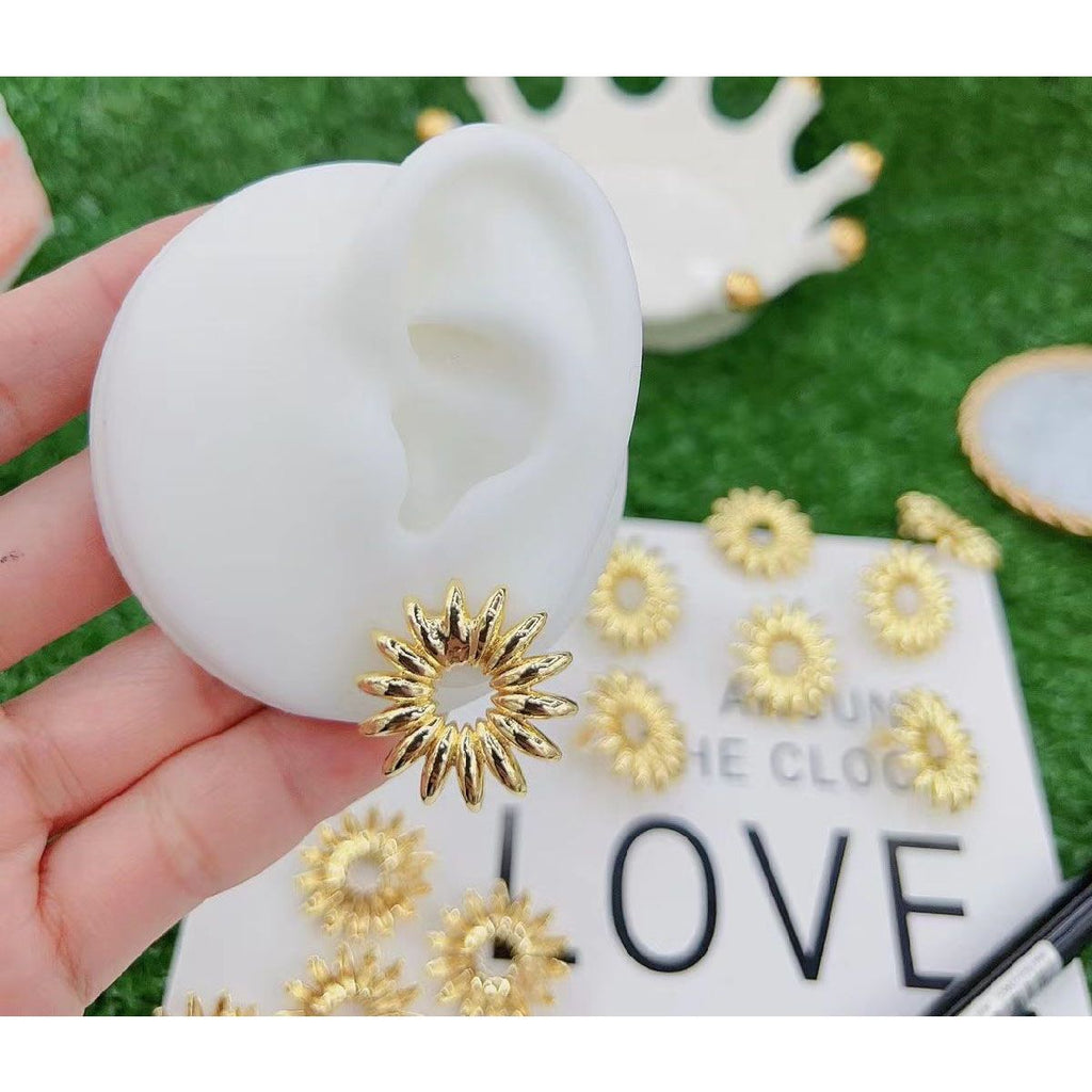 Daisy Sun Flower Glossy 18K Gold Stud Earring For Women Bulk