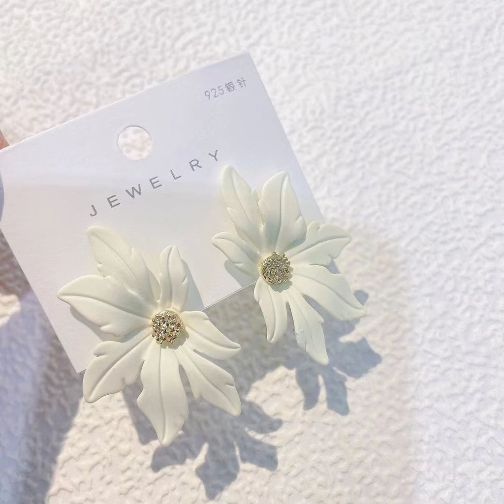 Large White Flower Copper 18K Gold Stud Earring For Women Bulk