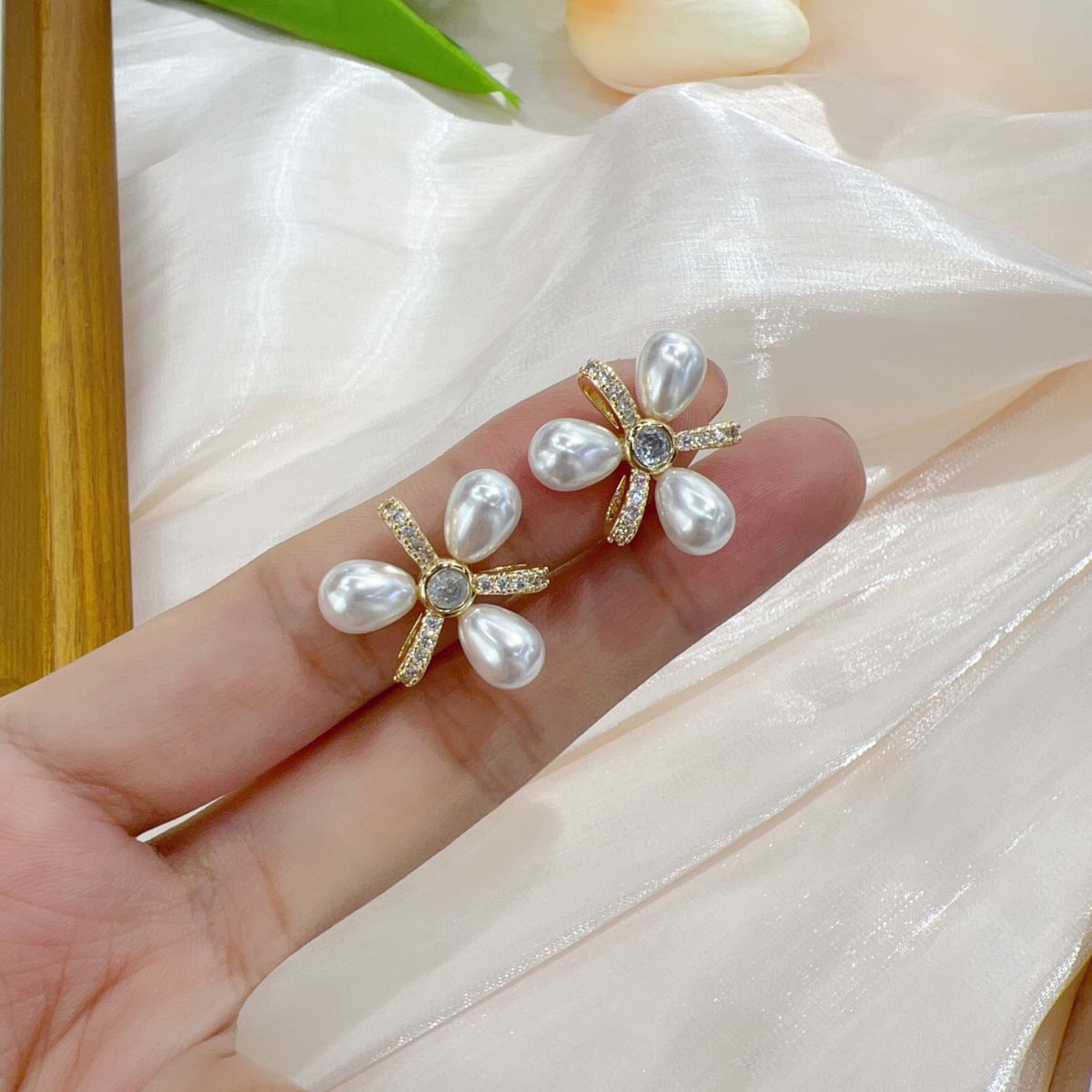 Flower Pearl Cubic Zirconia 18K Gold Copper Stud Earring Women Bulk