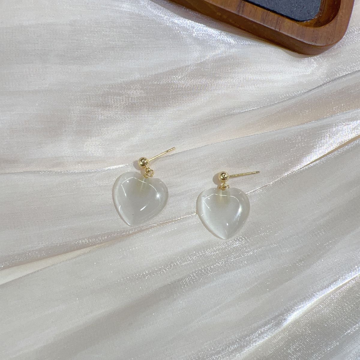 Mother of Pearl Heart Love 18K Gold Copper Stud Earring for Women Main image
