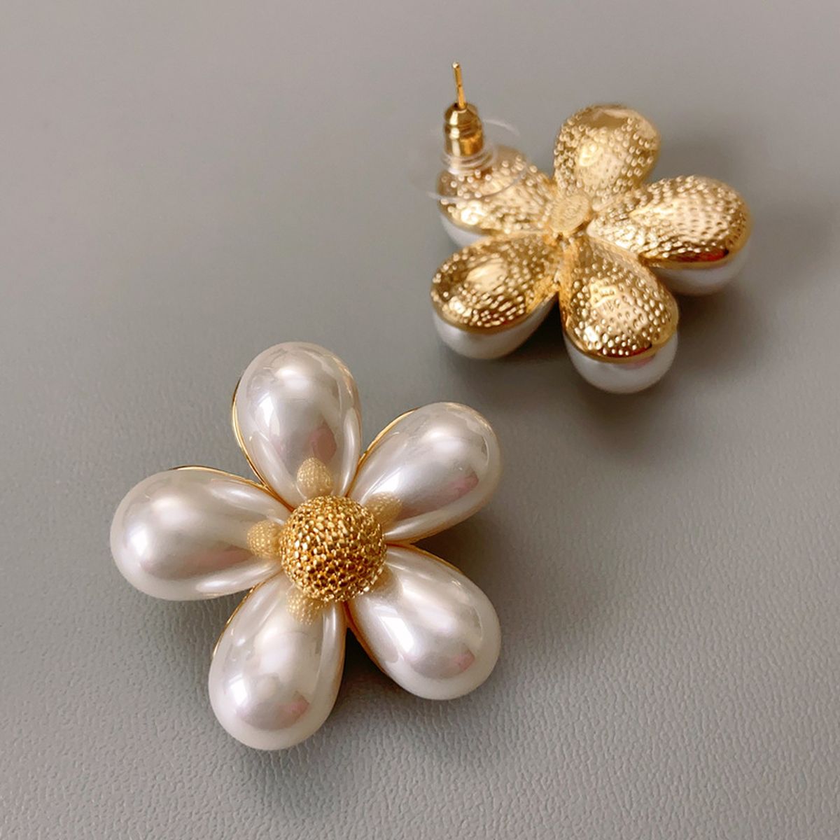 5 Petal Pearl 18K Gold Flower Stud Earring For Women Bulk Secondary image