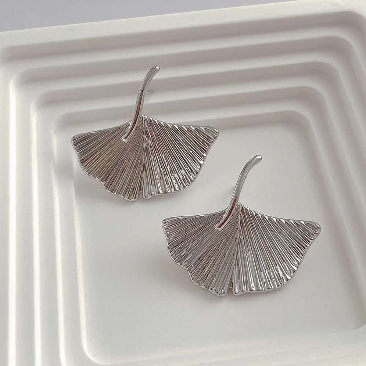 Etched Fan 18K Gold Anti Tarnish Earring For Women Bulk Secondary image