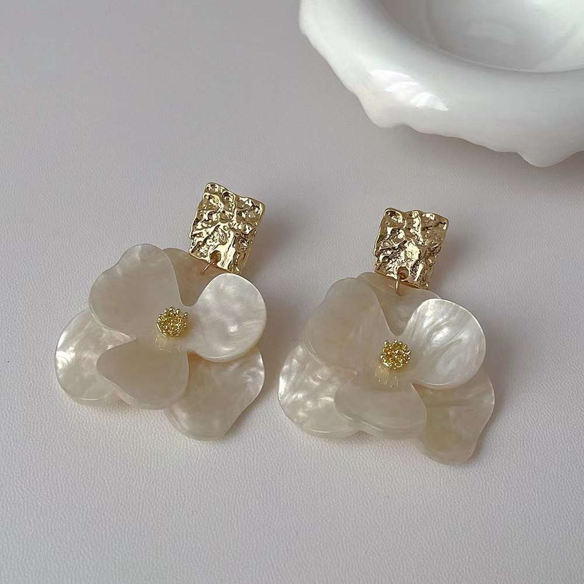 Mother Of Pearl White 18K Gold Anti Tarnish Dangler Earring Women Bulk Main image