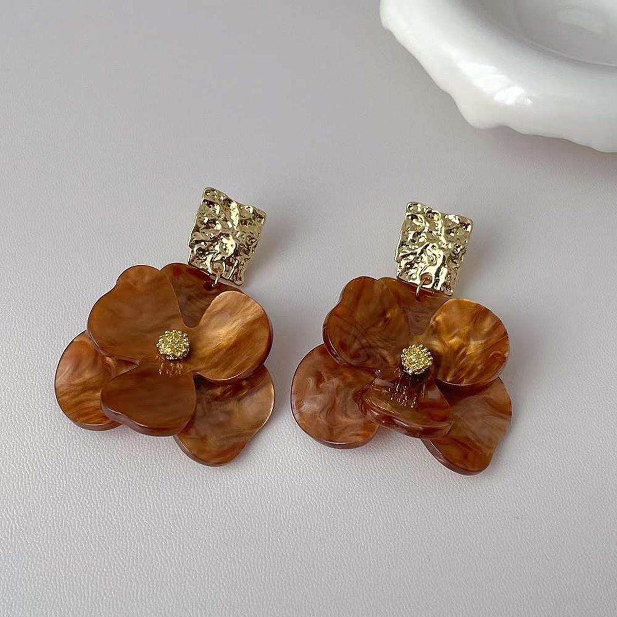 Mother Of Pearl White 18K Gold Anti Tarnish Dangler Earring Women Bulk